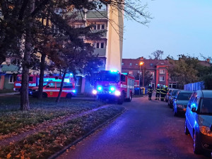 V Hodoníně vypukl požár paneláku, jeden z obyvatelů bojuje o život