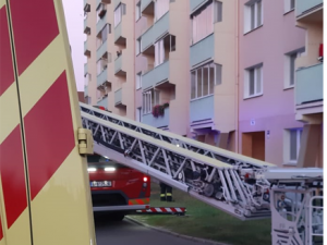 V Hodoníně vypukl požár paneláku, jeden z obyvatelů bojuje o život