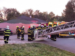 V Hodoníně vypukl požár paneláku, jeden z obyvatelů bojuje o život