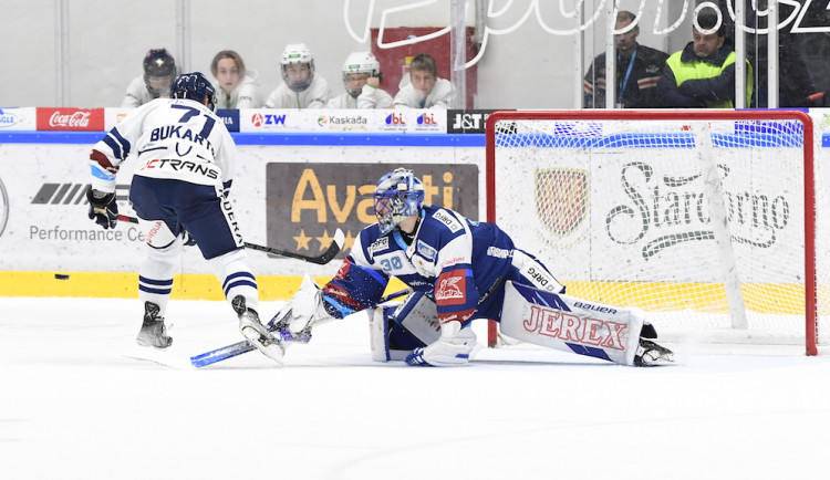 Matej Tomek čelí nájezdu vítkovického Bukartse