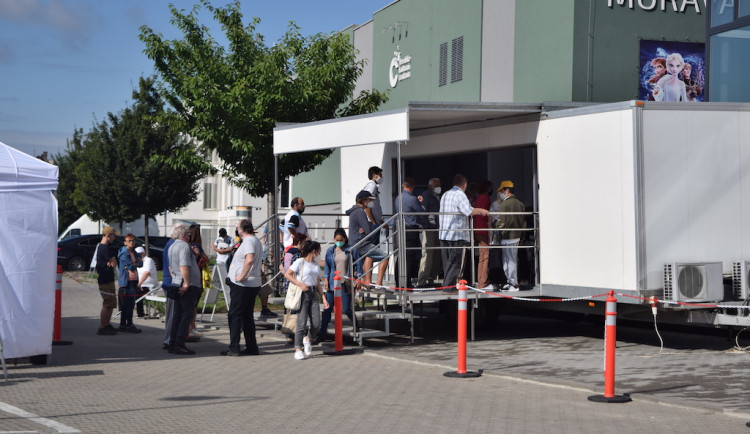 Mobilní očkovací týmy jezdí do firem i obcí. Teď volají po změně financování