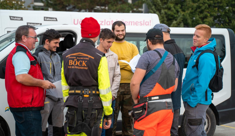 S opravami v Mikulčicích budou až do Vánoc pomáhat brněnští učni