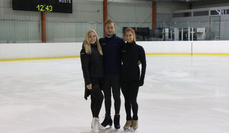 Natálie a Filip Taschlerovi s Eliškou Březinovou