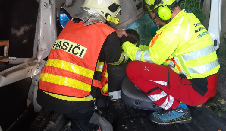 Na Semilsku se srazil osobák s náklaďákem. Pro řidiče musel vrtulník