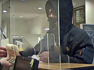 Policisté marně pátrají po lupiči z brněnské banky. Je velmi nebezpečný