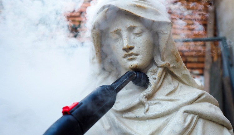 Obec na Brněnsku opravuje náhrobky rodiny, podle nichž napsali Mrštíci Maryšu