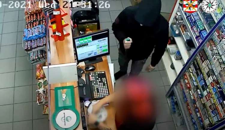 Muž s bílým respirátorem vykradl v Brně benzínku, prodavačce hrozil nožem