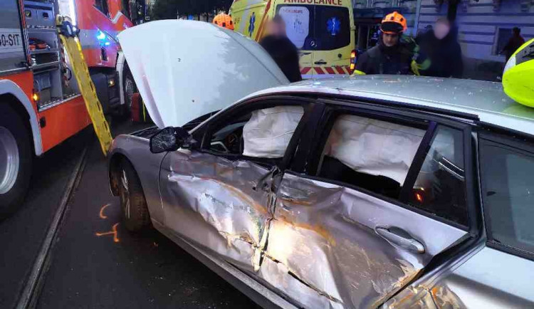 V Brně se srazila šalina s osobním autem, řidičku vyprošťovali hasiči