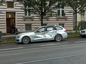 V Brně se srazila šalina s osobním autem, řidičku vyprošťovali hasiči