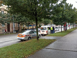 V Brně se srazila šalina s osobním autem, řidičku vyprošťovali hasiči