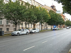 V Brně se srazila šalina s osobním autem, řidičku vyprošťovali hasiči