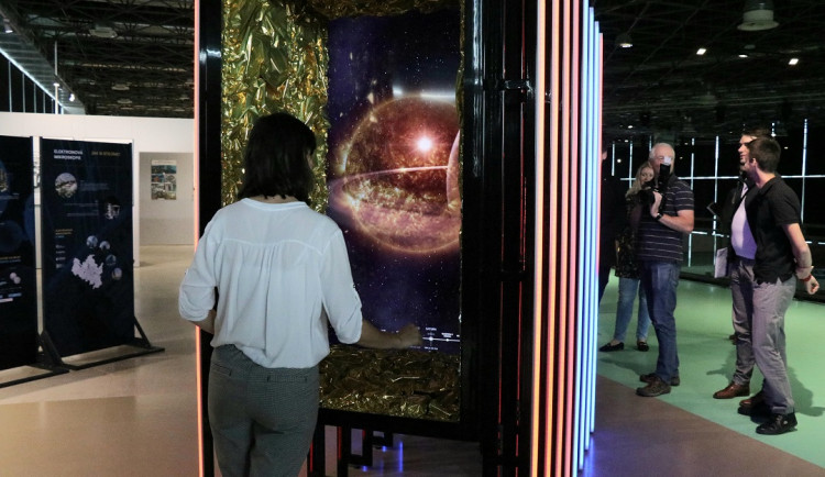 Obrazovka s makrosvětem.