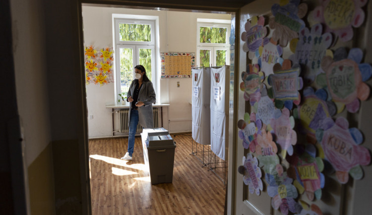 size4-16337210345417-124-volby-2021-prvni-volebni-den-je-u-konce-vetsina-lidru-ma-odvoleno