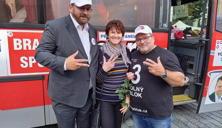 size4-16337689333064-207-zname-predbezne-vysledky-voleb-tvrdi-kandidati-za-volny-blok-jejich-strana-ma-pry-21-procent