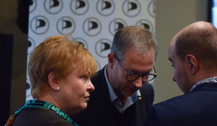 Jana Krutáková (vlevo) a Martin Hájek (uprostřed)