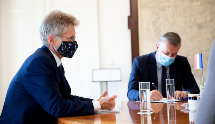 Předseda Senátu si vyžádá od kancléře informace o stavu Zemana. Prezident zůstává v nemocnici