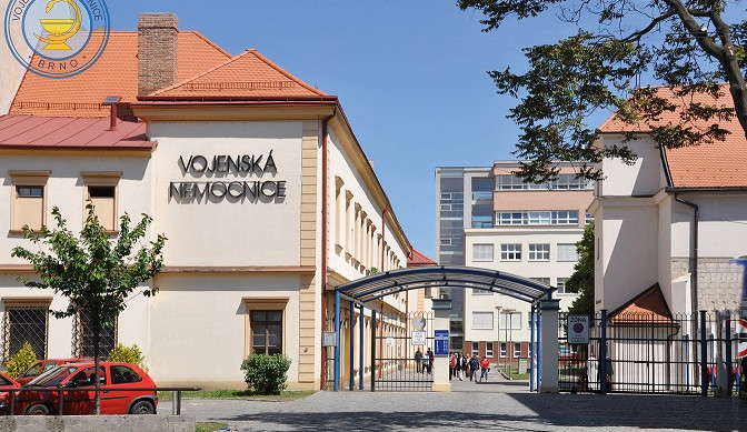 Vojenská nemocnice Brno zakázala návštěvy kvůli pacientům s covidem-19