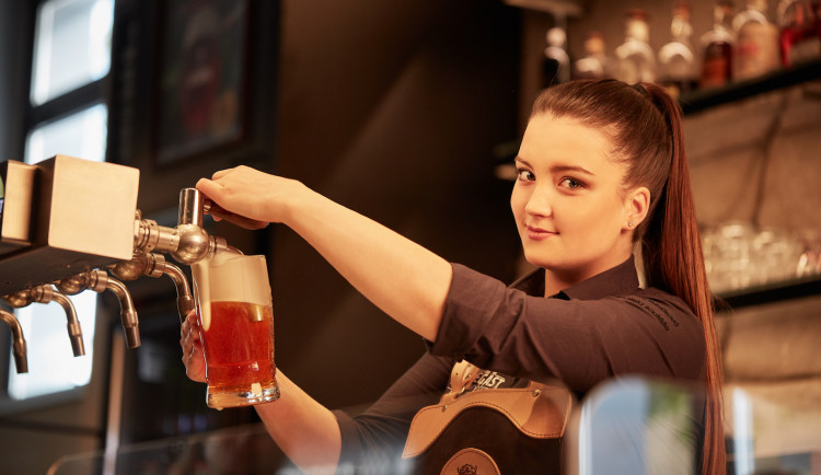 Denisa Kubíčková za výčepem