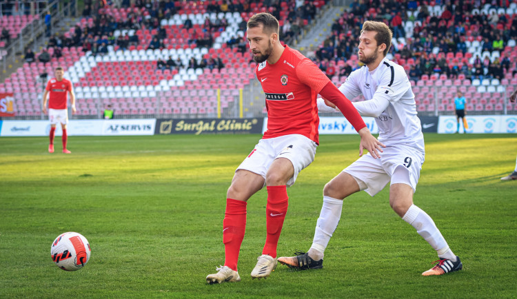 Brněnský Adam Fousek v souboji s hráčem hostí