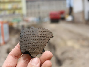 Keramický úlomek z 13. století