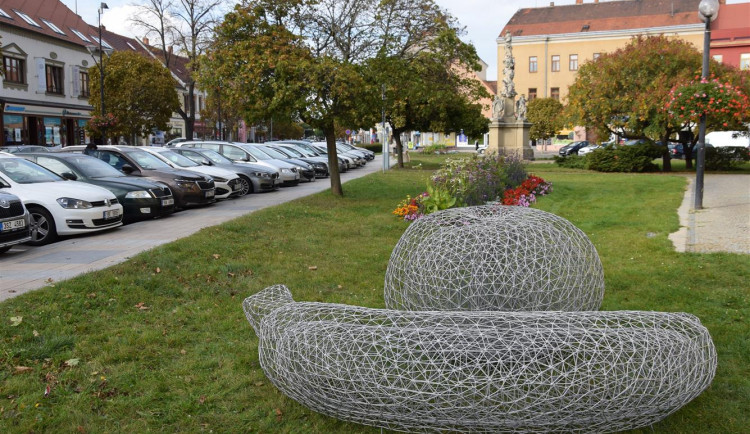 V Hodoníně mají v ulicích kovový banán i mandarinku