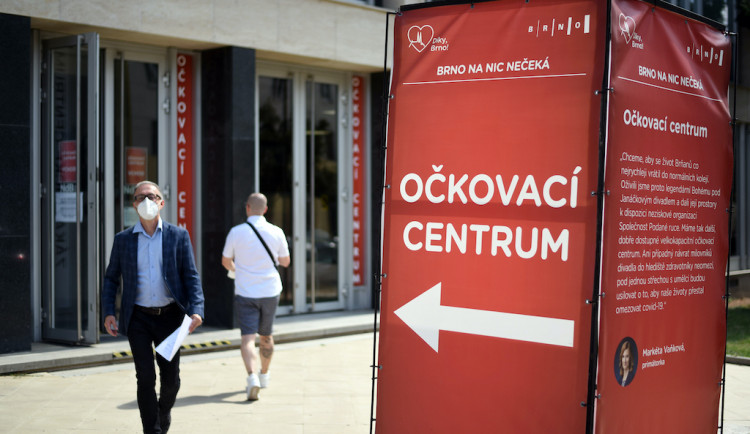 Zkracuje se interval mezi druhou a třetí dávkou. Lidé ale o posilující dávku nemají příliš zájem