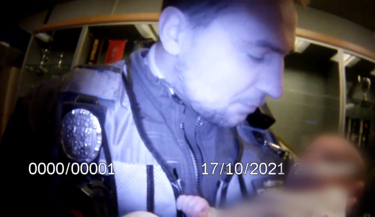 Strážník s kojencem.