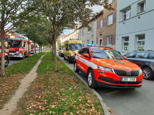 V brněnské bytovce vypukl požár. Čtyři lidé se zranili, zplodin se nadýchalo také dítě