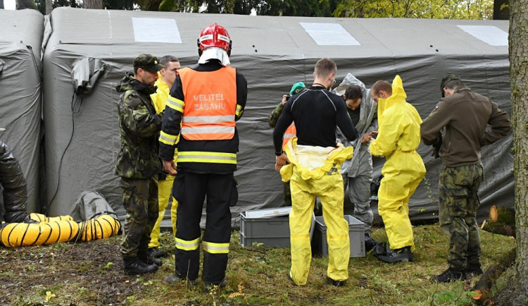 Na studenty se sesypal neznámý bílý prášek. Hasiči a vojáci cvičili v areálu bývalé porodnice
