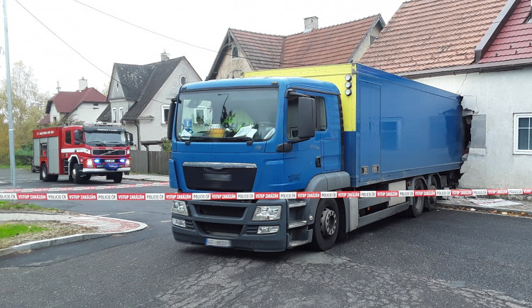 Kamion nacouval do rodinného domu. Proboural se až dovnitř