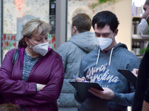 Očkovací boom. Brňané berou útokem vakcinační centrum v obchoďáku