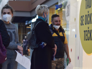 Očkovací boom. Brňané berou útokem vakcinační centrum v obchoďáku