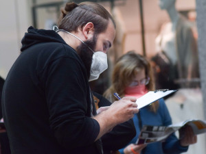 Očkovací boom. Brňané berou útokem vakcinační centrum v obchoďáku