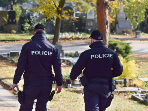 Sváteční řidiči i kapsáři. Policisté v Brně nasadí při Dušičkách do akce desítky hlídek