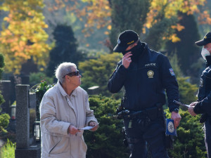 Sváteční řidiči i kapsáři. Policisté v Brně nasadí při Dušičkách do akce desítky hlídek