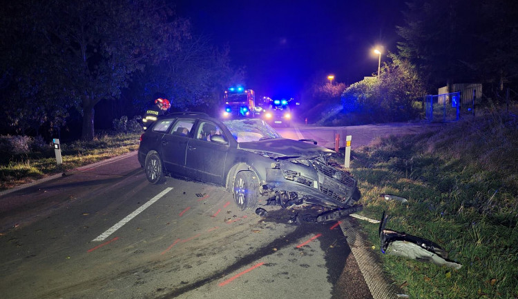 Mladý řidič v rychlosti nevybral zatáčku. Tragicky zahynul při nárazu do stromu