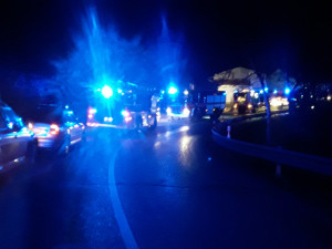 Požár haly v Bílovicích se rozšířil do lesa. Zasahovaly desítky hasičů