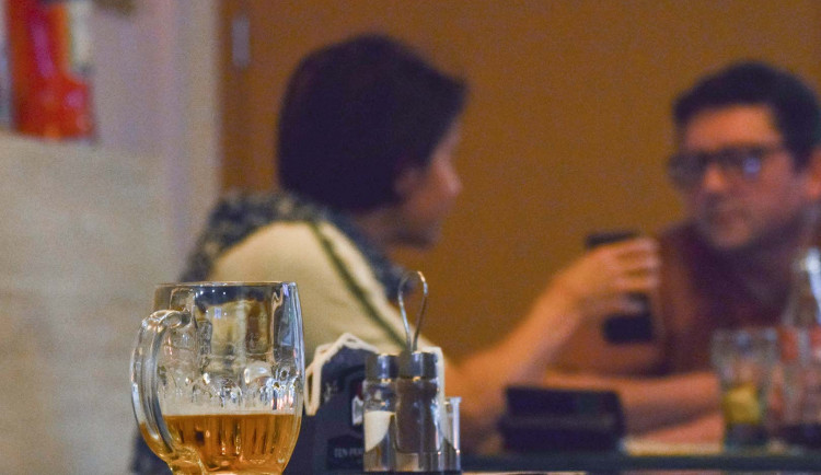 V restauracích se ode dneška musí kontrolovat bezinfekčnost