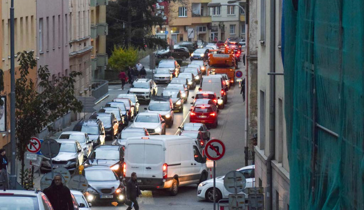 Uzavírka na brněnském Mendlově náměstí způsobila zmatky v dopravě