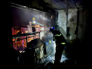 V brněnském paneláku vypukl požár. Hasiči evakuovali deset lidí