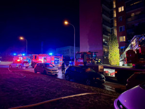 V brněnském paneláku vypukl požár. Hasiči evakuovali deset lidí