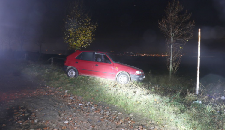 Kradené auto v blátě.