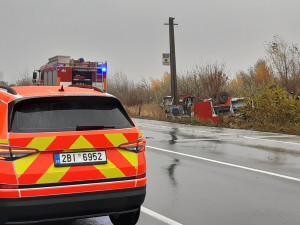 Na Brněnsku havarovala hasičská cisterna. Posádka je vážně zraněná