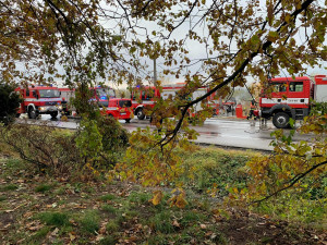 Na Brněnsku havarovala hasičská cisterna. Posádka je vážně zraněná