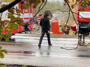 Na Brněnsku havarovala hasičská cisterna. Posádka je vážně zraněná