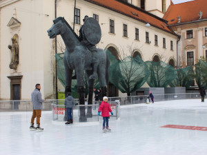 V Brně se letos pod Joštem bruslit nebude. Kluziště nahradí stánky a kolotoč