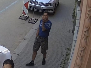 Muž v Brně prohodil oknem auta kus betonu. Odnesl si deset tisíc korun