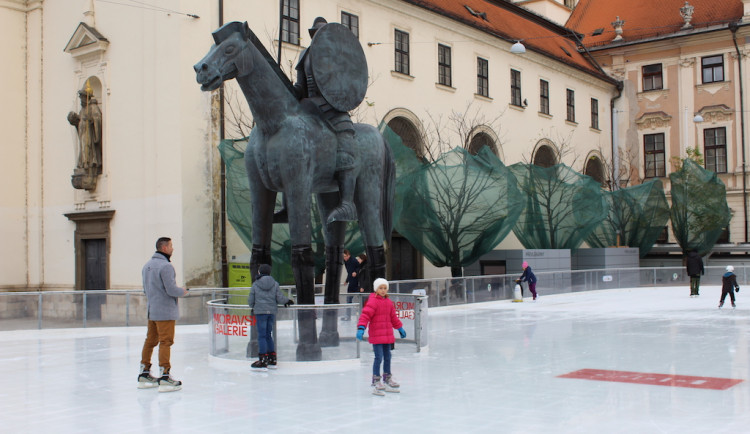 V Brně se letos pod Joštem bruslit nebude. Kluziště nahradí stránky a kolotoč