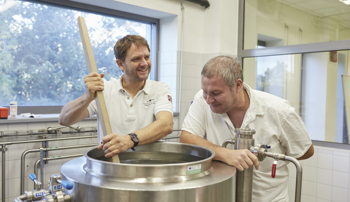Vědci vařící pivo z chleba.