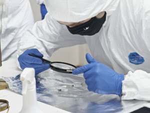 Odebírání vzorku z brýlí.